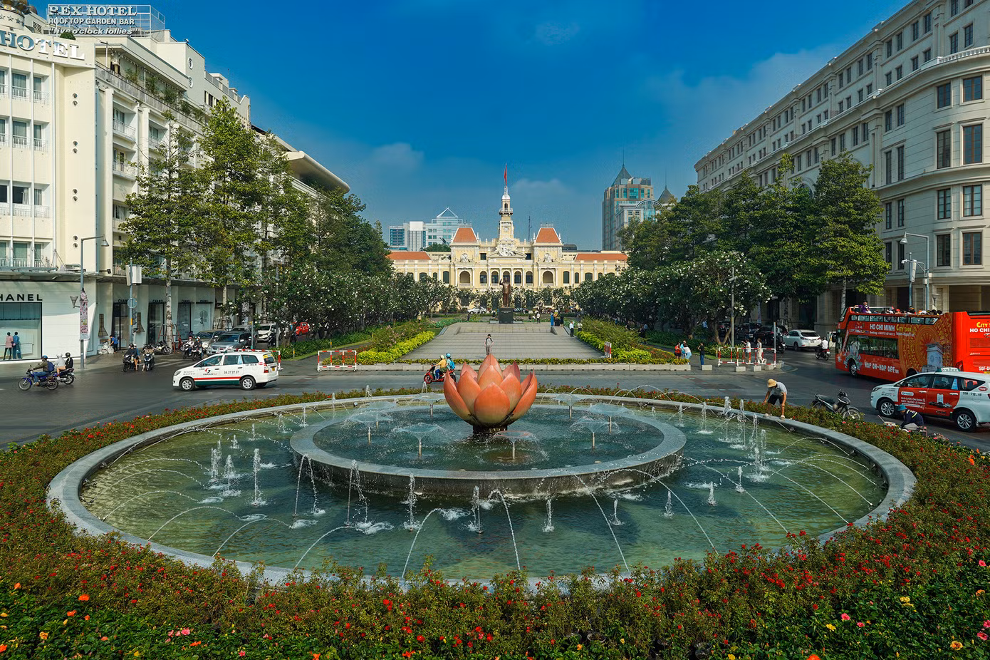 Đã có một hãng lữ hành công bố tiếp nhận đăng ký giữ chỗ tour tham quan trụ sở HĐND và UBND TPHCM trong hai ngày 29 và 30/4 tới với chi phí tham quan 280.000 đồng/người. Trải qua hơn 100 năm, tòa nhà vốn được đặt tên Hôtel de ville khi mới hoàn thành, nay là trụ sở HĐND và UBND TPHCM vẫn giữ được nét kiến trúc độc đáo.