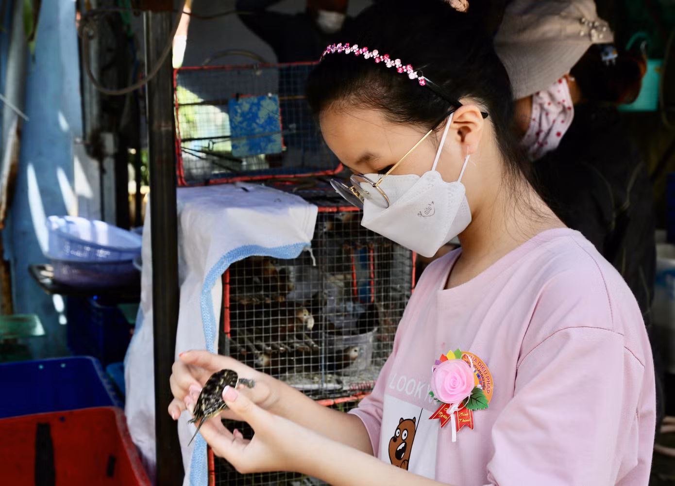 Phật tử nhí đang chuẩn bị thả một chú rùa.