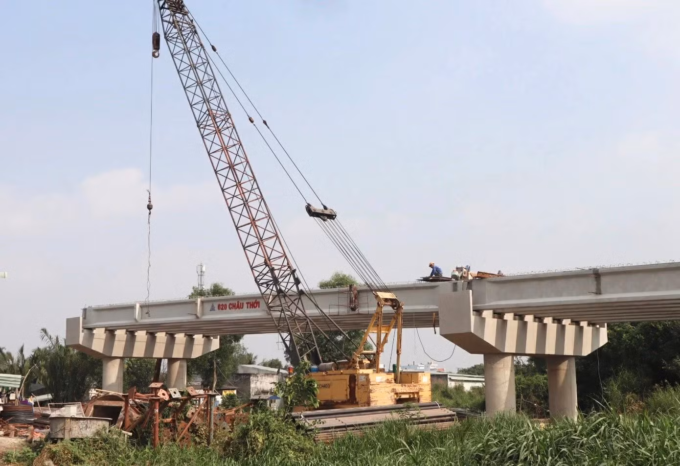 Thi công lao lắp dầm trên tuyến chính dự án ĐT830E.