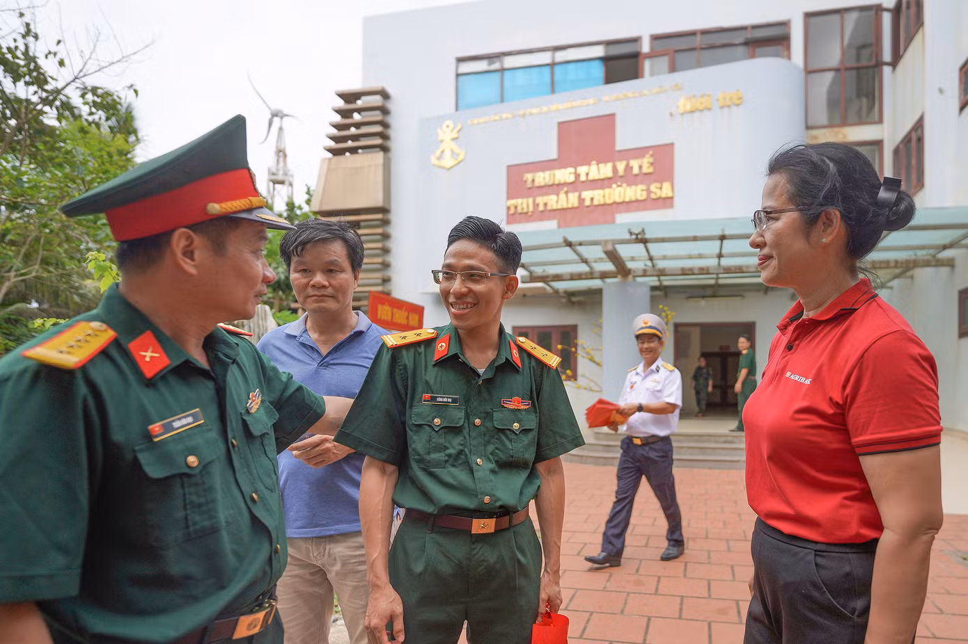 Đoàn công tác thăm hỏi cán bộ, chiến sĩ quân y tại trung tâm y tế thị trấn Trường Sa.