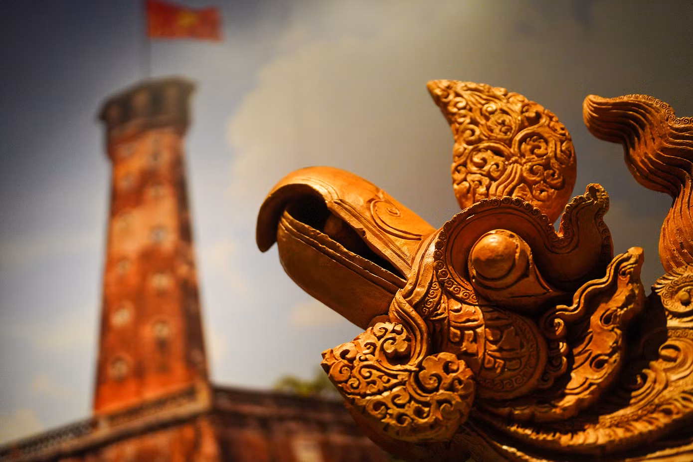 Đến với triển lãm, quan khách sẽ được tìm hiểu sự khác nhau hình tượng rồng qua các thời kỳ thông qua hình dáng, kích thước, số lượng móng vuốt... Hiện vật, nhóm hiện vật có thể hiện hình tượng rồng đã được Chính phủ Việt Nam công nhận là bảo vật quốc gia. Đây là những dấu tích vật chất minh chứng cho lịch sử hào hùng của Thăng Long - Hà Nội với những giá trị cốt lõi làm nên bề dày lịch sử của khu di sản nghìn năm tuổi.