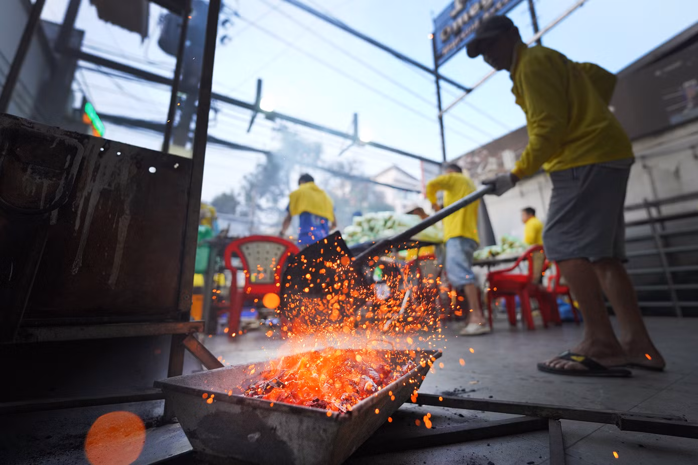 Một mẻ than chăm thêm khoảng 3 xẻn cho một khoan lò. Người phụ trách chăm than các bếp làm việc không ngơi tay.