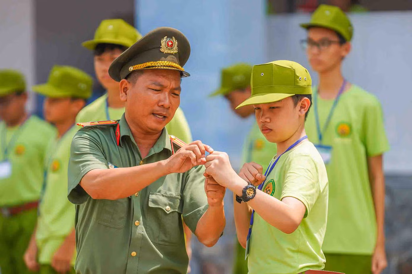 Các chiến sĩ nhí được các chiến sĩ lực lượng công an tỉnh Long An hướng dẫn các thế võ tự vệ cơ bản.