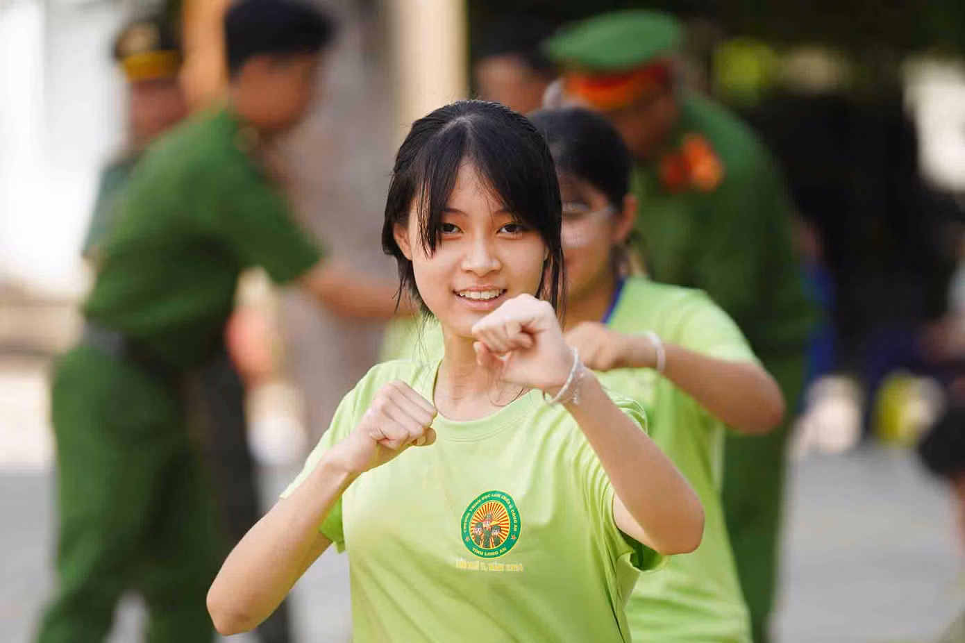 Các chiến sĩ nhí được các chiến sĩ lực lượng công an tỉnh Long An hướng dẫn các thế võ tự vệ cơ bản.