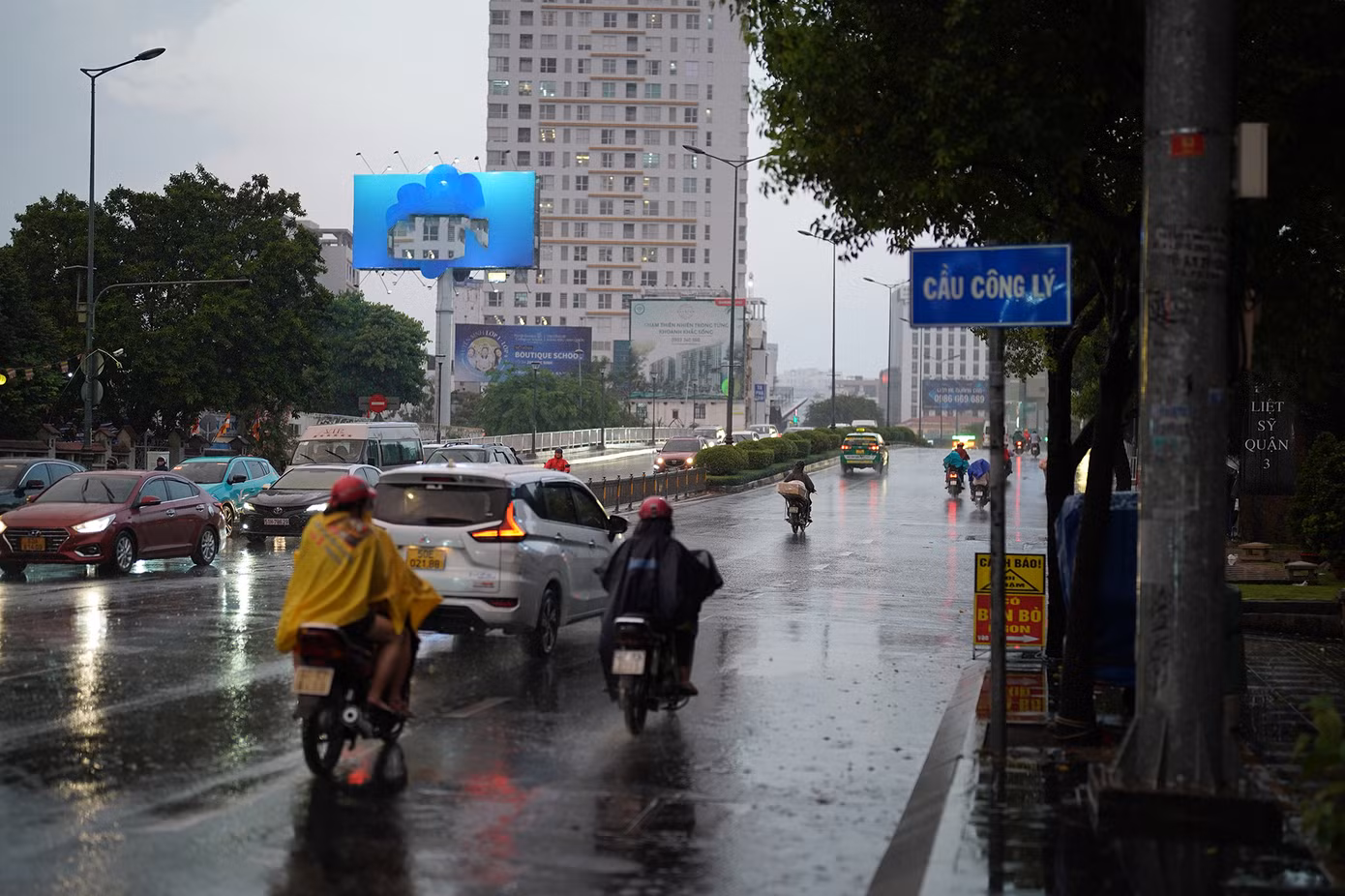 Cơn mưa lớn xuất hiện lúc 16h khiến nhiều người đang di chuyển trên đường không kịp trở tay.