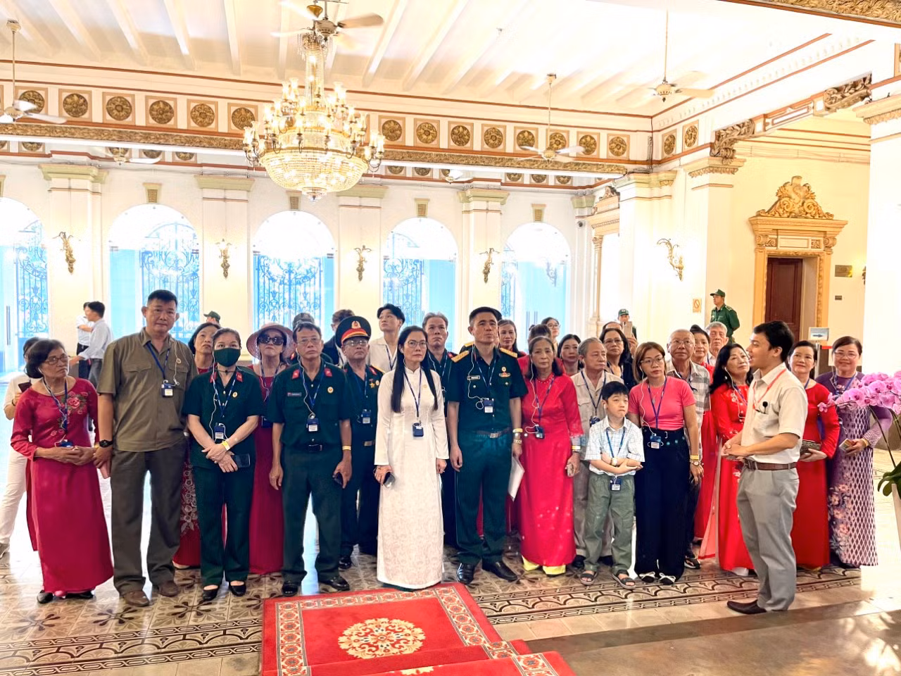 "Cột cờ trên đỉnh của toà nhà nhìn từ phố đi bộ Nguyễn Huệ. Công trình lấy hình mẫu từ tòa thị chính ở Paris theo phong cách Phục Hưng, thiết kế theo dạng lầu chuông đúc cao - kiểu kiến trúc phổ biến ở miền Bắc nước Pháp. Phần chính giữa là tháp nhọn nhô cao, hai bên có hai tầng mái cân đối. Điểm nhấn mặt tiền là lầu chuông đúc cao, có gắn đồng hồ cùng nhiều phù điêu đắp nổi..." - Hướng dẫn viên thông tin đến các du khách.