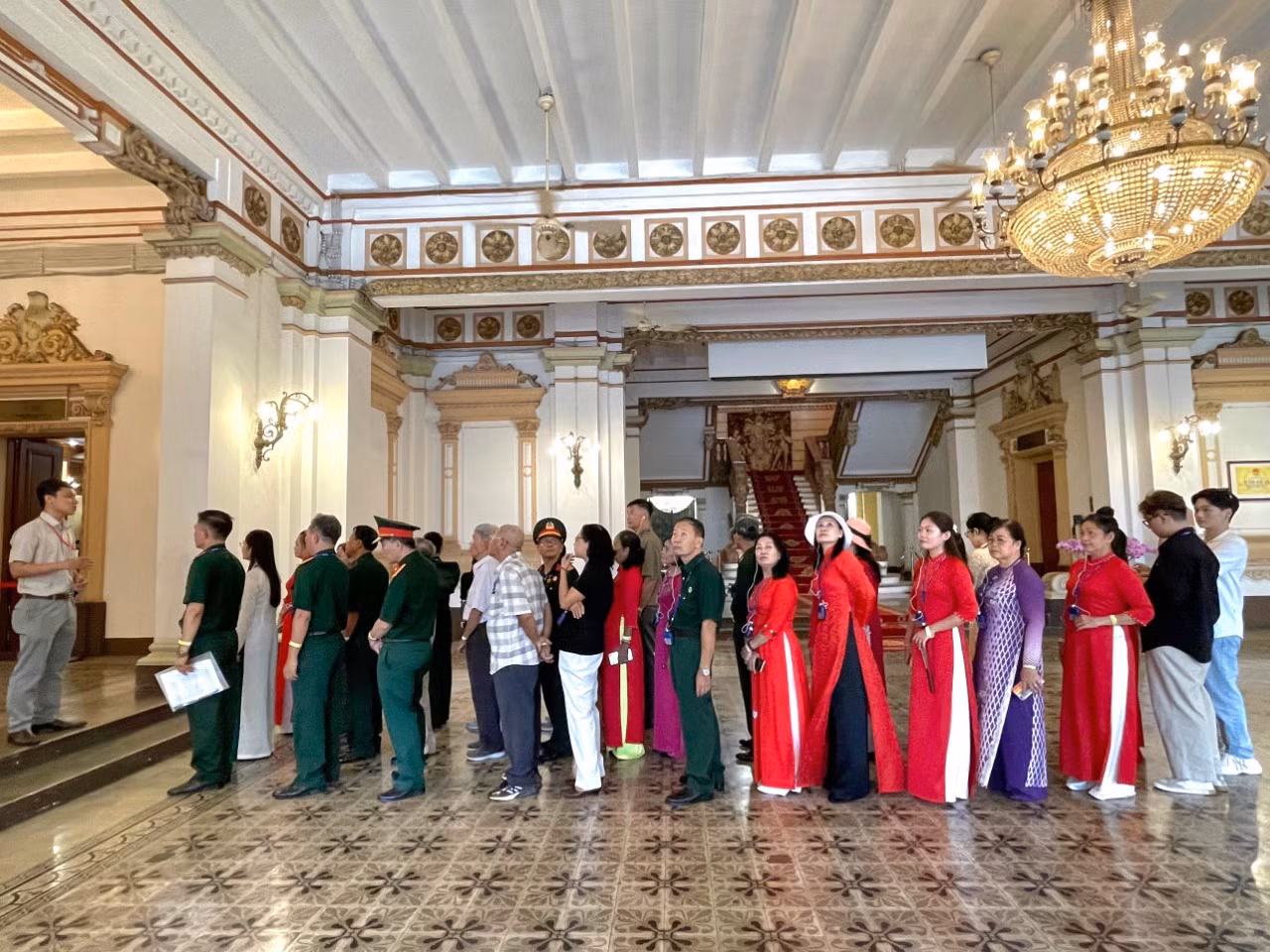 Nhóm du khách đến từ Hội Cựu Chiến binh phường 14, quận 10 xếp hàng tham quan kiến trúc bên trong toà nhà.