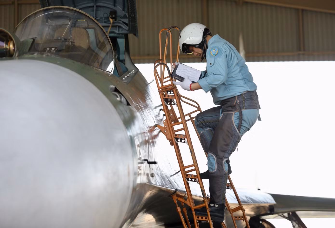 Phi công Su-30MK2 kiểm tra lại một lần nữa trước khi ngồi vào ghế lái.