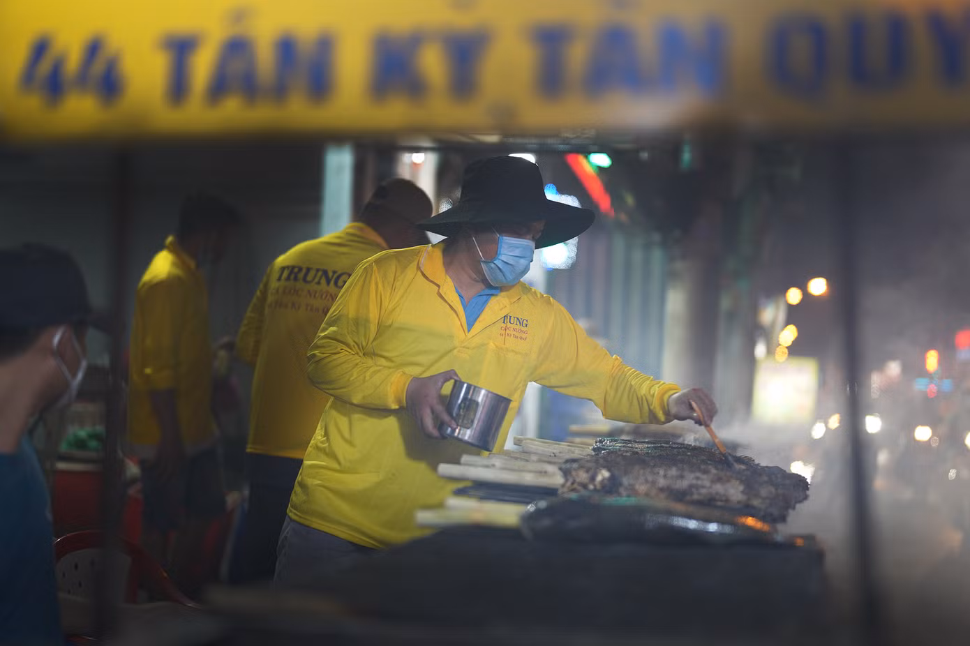 Theo người quản lý cơ sở này, để phục vụ cho ngày vía Thần tài, quán đã chuẩn bị khoảng 1000 con cá lóc làm món nướng mía. Vào dịp ngày vía Thần tài (mùng 10 tháng Giêng âm lịch), các cửa hàng trên đường Tân Kỳ Tân Quý thường chuẩn bị rất nhiều cá lóc nướng mía để phục vụ cho nhu cầu của người dân, đặc biệt là những người làm ăn, buôn bán, với mong muốn cầu tài lộc, may mắn trong năm mới. Món cá lóc nướng mía ở đây có cách chế biến đặc biệt, cá lóc tươi ngon được nướng cùng với mía, tạo ra hương vị ngọt thanh, đậm đà, mang lại cảm giác thịnh vượng, may mắn trong năm mới.
