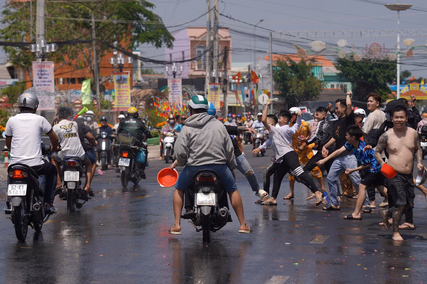 Nhiều nhà dân chuẩn bị sẵn nước để tạt vào người đi đường như một kiểu cầu may mắn và tạt vào những người hoá trang thành ma quỷ... Nhiều nhà dân chuẩn bị sẵn nước để tạt vào người đi đường như một kiểu cầu may mắn và tạt vào những người hoá trang thành ma quỷ...