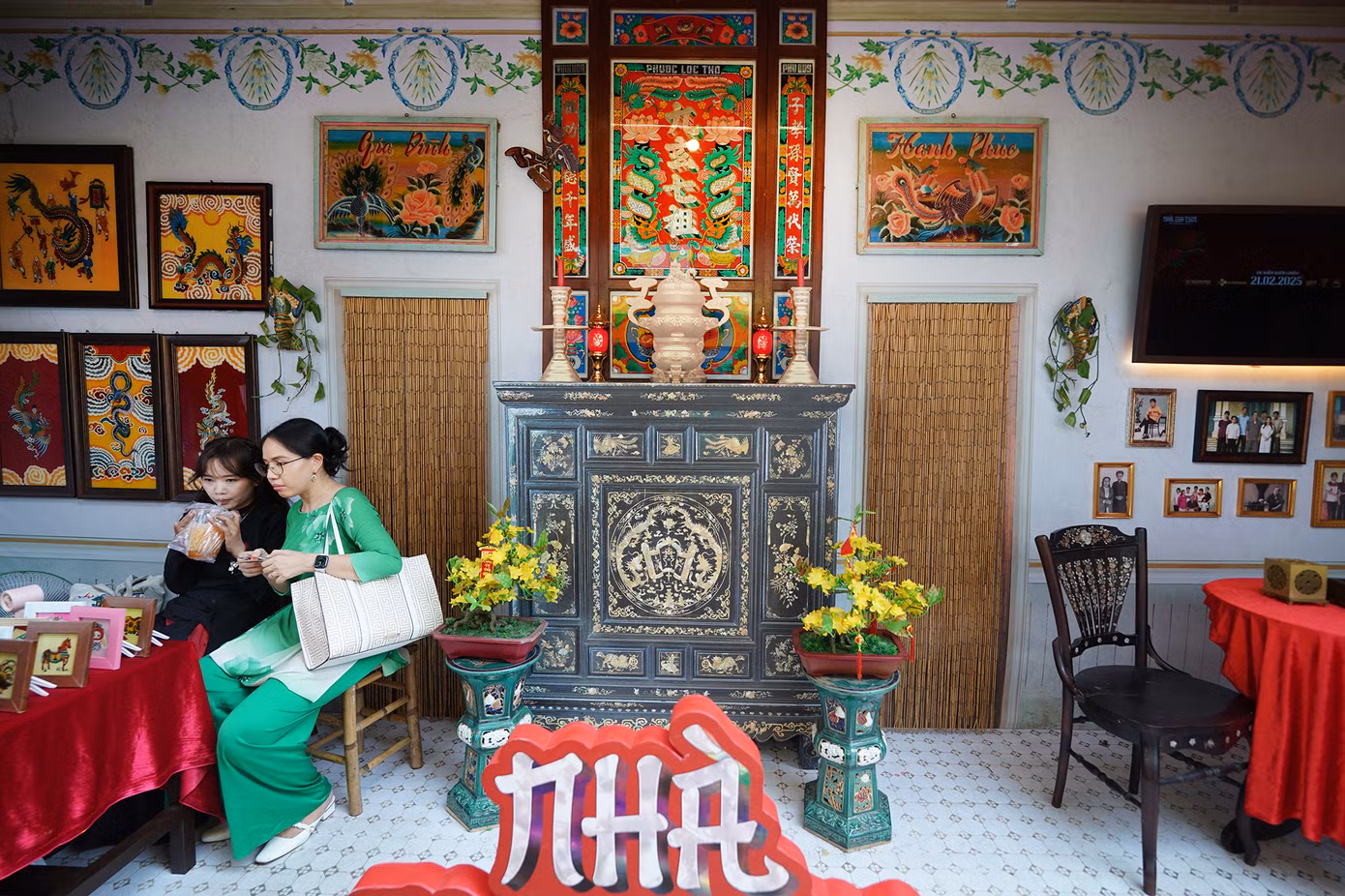 Phố Ông Đồ phía trước Nhà Văn hóa Thanh Niên có nhiều gian hàng đầu tư thiết kế, bày trí công phu.