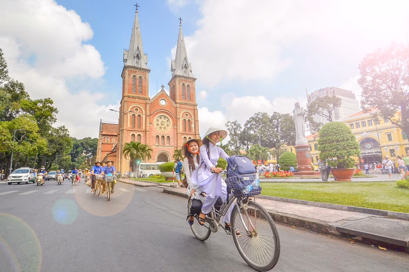Với kiến trúc độc đáo và giá trị lịch sử cộng với vị trí đắc địa, Bưu điện Thành phố không đơn thuần là địa điểm cung cấp các dịch vụ bưu chính, nơi đây còn đặc biệt thu hút khách du lịch trong nước và quốc tế đến tham quan, tìm hiểu và chụp ảnh check-in.