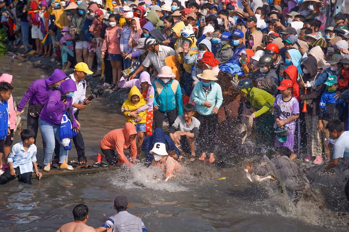 Làm Chay là lễ hội truyền thống được tổ chức hằng năm tại đình Tân Xuân, Linh Phước tự, chùa Ông và chợ Tầm Vu (thị trấn Tầm Vu, huyện Châu Thành, Long An) với mục đích khôi phục các giá trị truyền thống dân gian, cầu mưa thuận gió hòa, mùa màng bội thu và đất nước an bình.