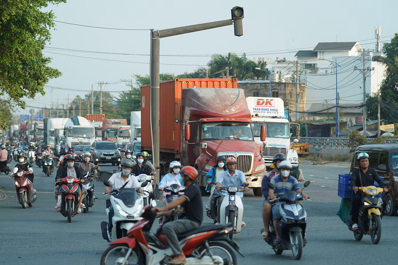 Dòng xe máy di chuyển vượt đèn, lấn làn...khiến tình hình giao thông tại đây không trật tự.