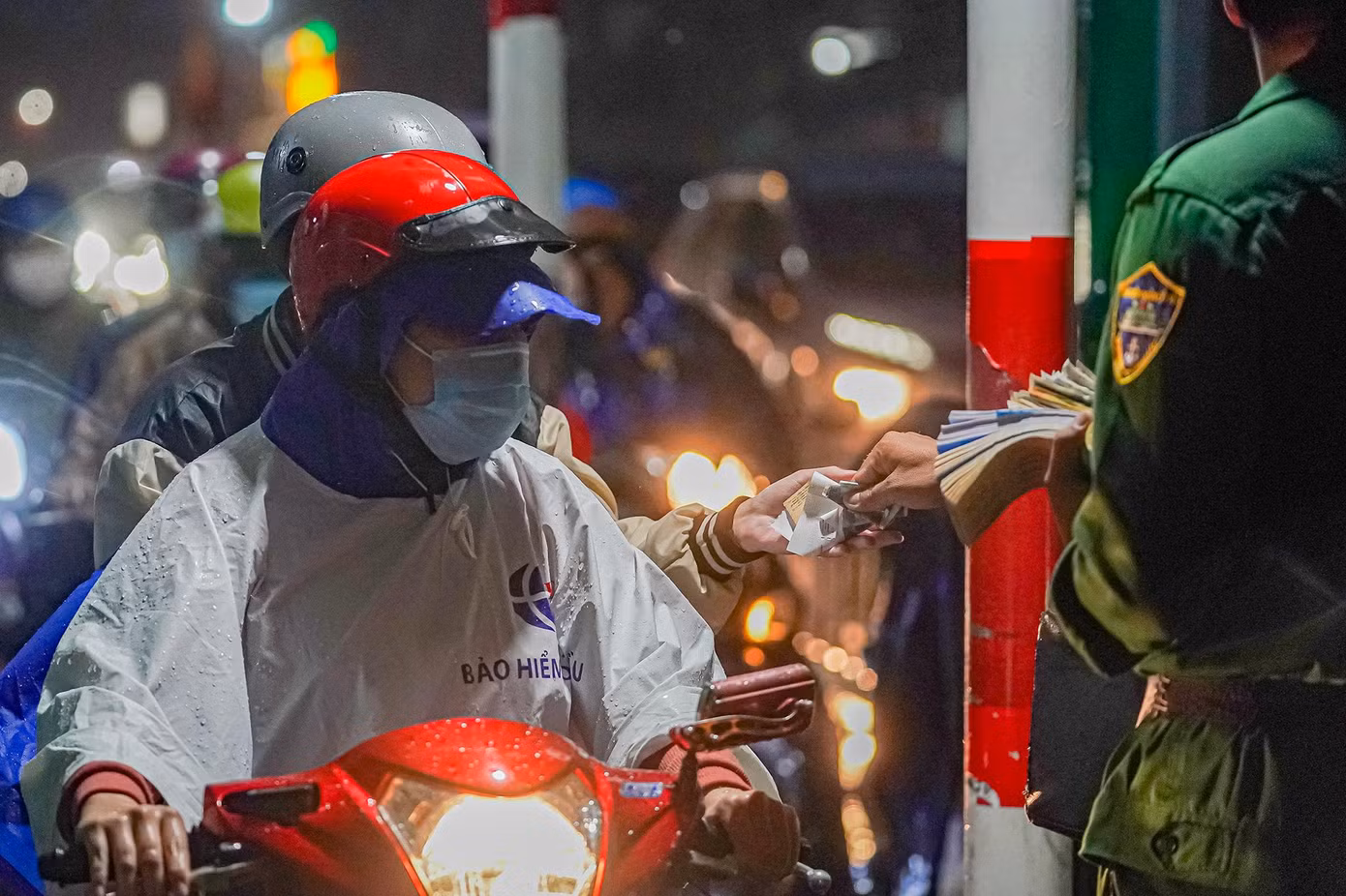 "Mưa to thế này mà móc tiền mua vé thì đúng là khó thật", một người dân than thở.