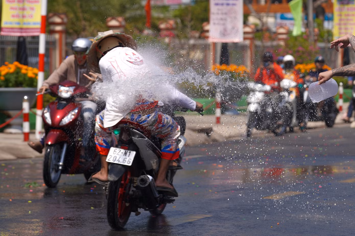 Các bạn trẻ hoá trang thành ma quỷ thường sử dụng các loại xe máy phân khối lớn, độ chế để lạng lách, hò hét để thu hút người khác tạt nước vào mình "Tạt cho bốc khói máy xe luôn", một người tạt nước nói. Các bạn trẻ hoá trang thành ma quỷ thường sử dụng các loại xe máy phân khối lớn, độ chế để lạng lách, hò hét để thu hút người khác tạt nước vào mình "Tạt cho bốc khói máy xe luôn", một người tạt nước nói.