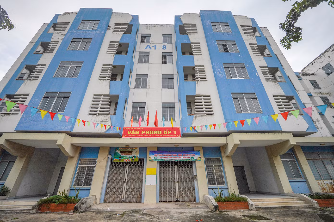 Tại nhiều khu nhà bỏ trống, tường bên ngoài đã bong tróc sơn, bạc màu, rêu bám. Tầng trệt của các tòa nhà cửa đóng kín, bám đầy bụi.