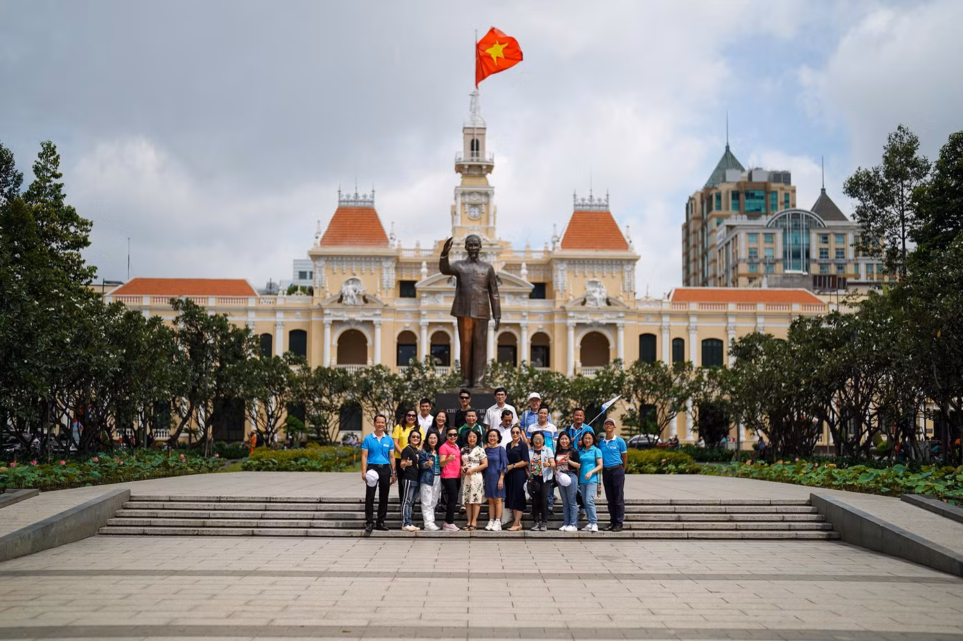 Công trình được thiết kế theo dạng lầu chuông đúc cao - kiểu kiến trúc phổ biến ở miền Bắc nước Pháp. Thiết kế mặt đứng công trình có sự pha trộn của nhiều phong cách kiến trúc châu Âu như bố cục mặt bằng kiểu kiến trúc Phục hưng, trang trí phù điêu kiểu Baroque và Rococo, các cửa sắt kiểu Art Nouveau. Từ năm 1975, toà nhà toạ lạc ở số 86 đường Lê Thánh Tông (phường Bến Nghé, Quận 1), là trụ sở của UBND TP HCM. Công trình này vừa được Bộ Văn hoá Thể thao và Du lịch công nhận là Di tích kiến trúc nghệ thuật cấp Quốc gia.