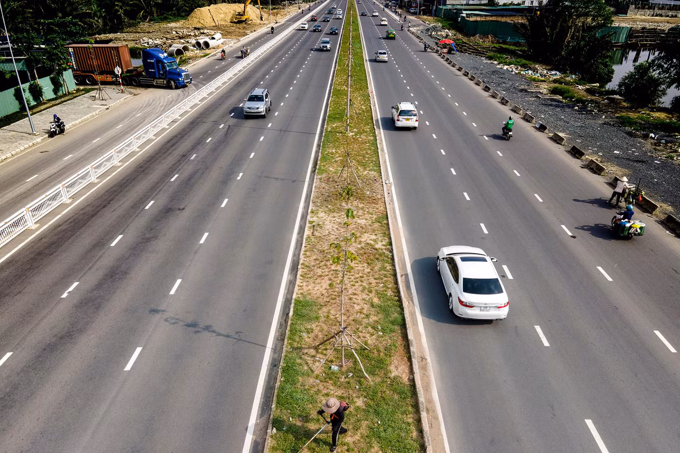 Đường Nguyễn Văn Linh dài hơn 18 km, kéo dài từ đường Huỳnh Tấn Phát (quận 7) đến quốc lộ 1 (huyện Bình Chánh). Đây được xem là một trong đại lộ lớn nhất thành phố, song những năm gần đây khu vực Khu chế xuất Tân Thuận xe đông, thường ùn ứ vào giờ cao điểm.