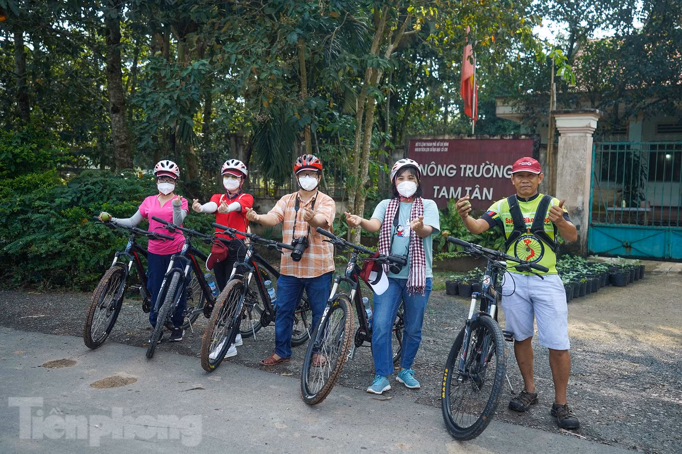 Khoảng 1km đầu tiên, nhiều du khách chưa quen nên dừng nghỉ phía trước nông trường Tam Tân.
