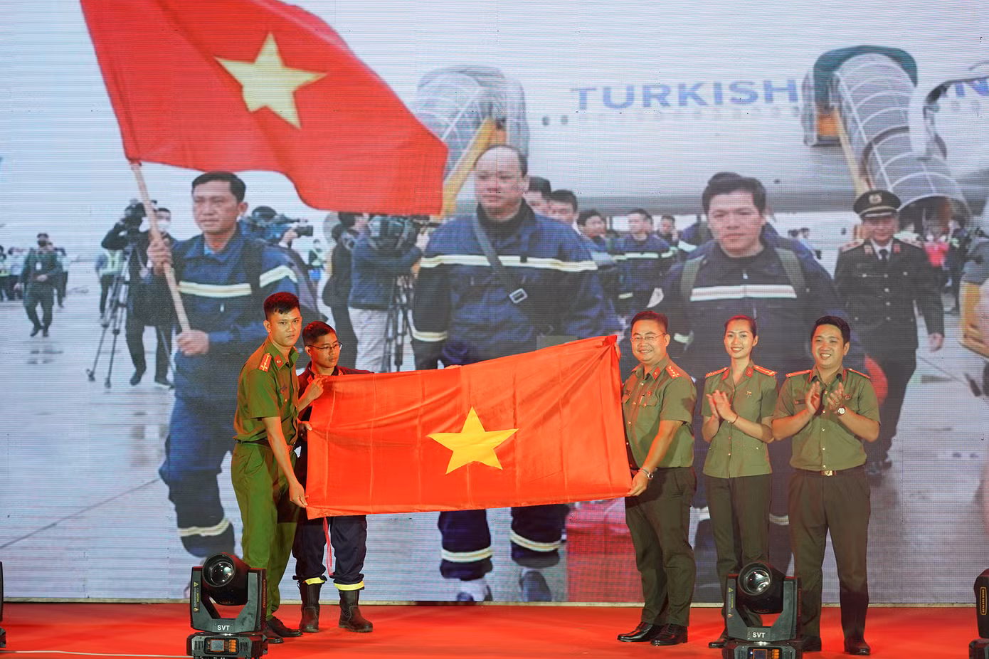 Thượng úy Nguyễn Nhật Phương (bên trái, ngoài cùng, Công dân trẻ tiêu biểu TPHCM năm 2020, Phòng PC07) và Trung tá Nguyễn Chí Thành (Phó Đội trưởng Đội Cứu nạn cứu hộ thuộc Phòng PC07 CATP) trao tặng Thường trực Đoàn Thanh niên CATP lá cờ được đem về từ chuyến công tác quốc tế tại Thổ Nhĩ Kỳ.