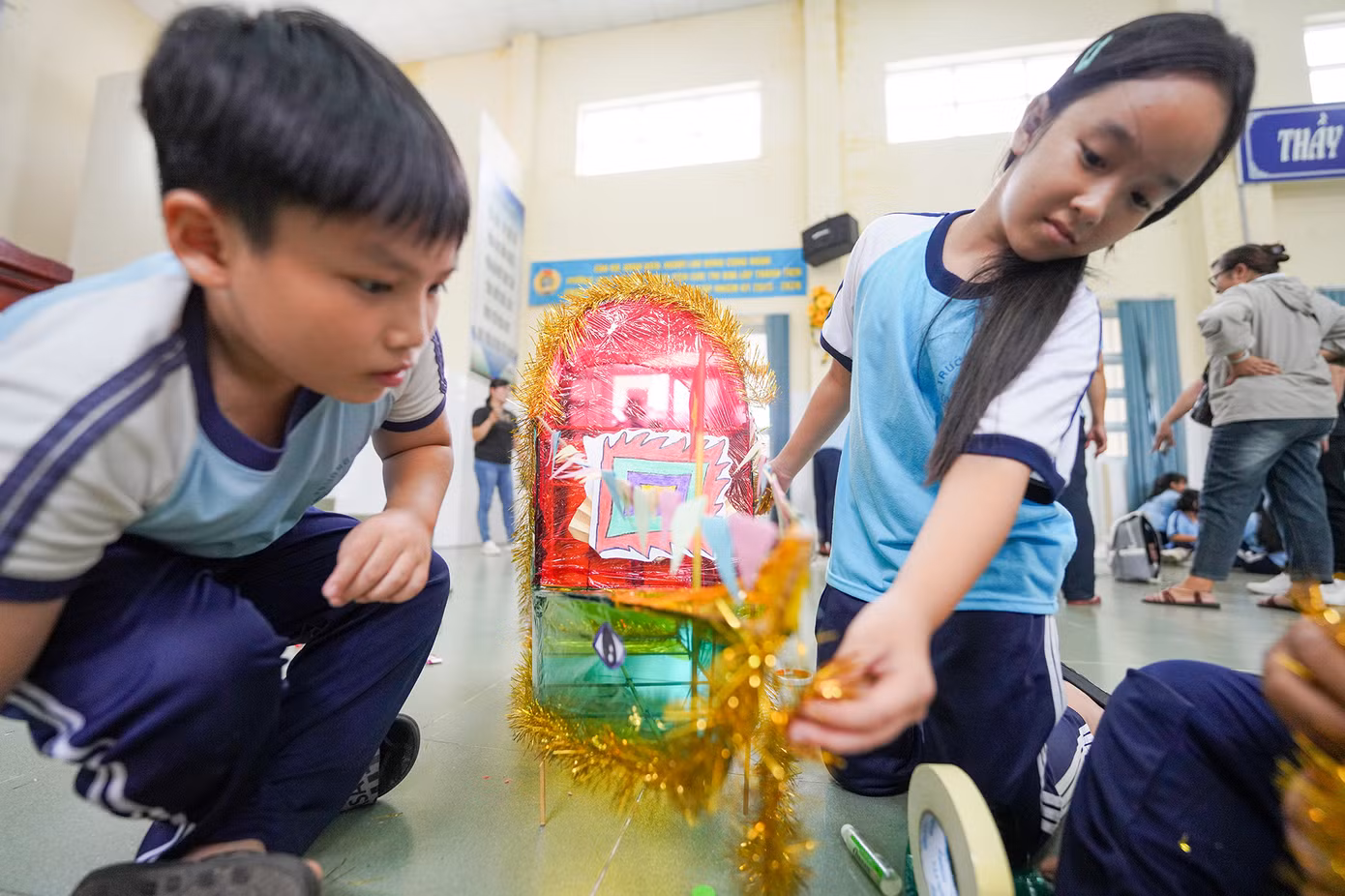 Nhóm các bé của Trường tiểu học Long Thạnh với chiếc đèn lồng hình chiếc thuyền Nghinh Ông.