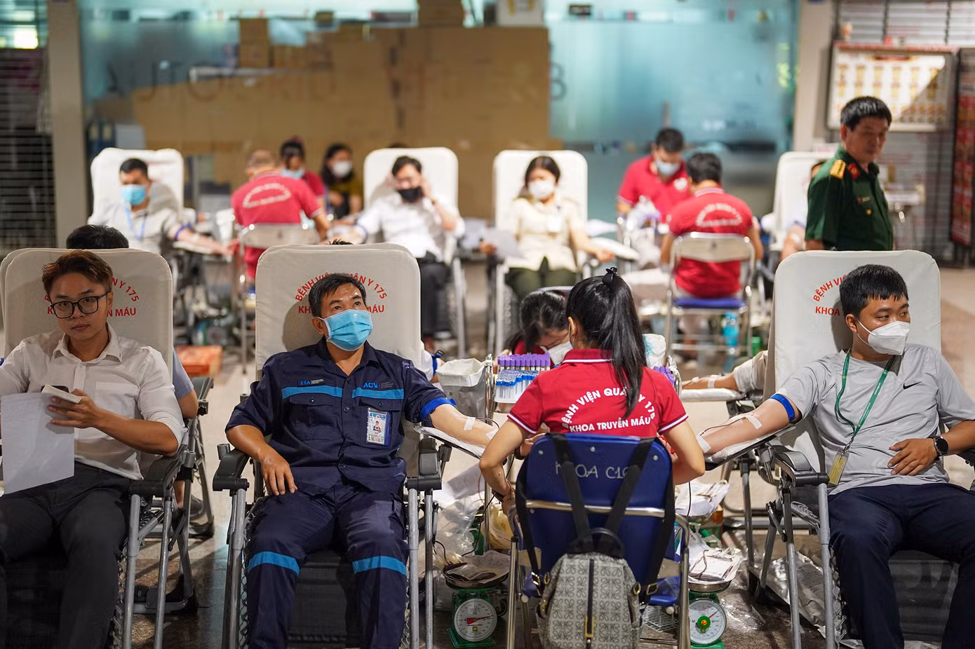 Cán bộ, công nhân viên làm việc tại sân bay Tân Sơn Nhất háo hức đến với ngày hội vì ý thức được hành động ý nghĩa, nhân văn của việc hiến máu.