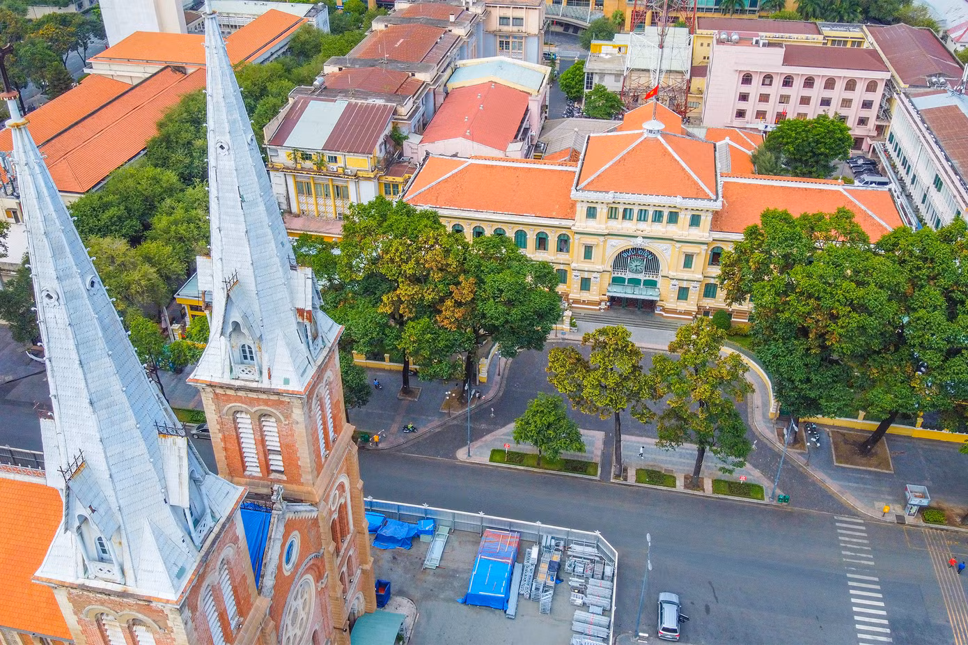 Bưu điện Thành phố nằm trong quần thể các công trình kiến trúc văn hóa, lịch sử nổi tiếng ở trung tâm TPHCM như nhà thờ Đức Bà, dinh Độc Lập, trụ sở UBND TPHCM, Nhà hát Thành phố, phố đi bộ Nguyễn Huệ, đường sách TPHCM (đường Nguyễn Văn Bình), hồ Con Rùa...