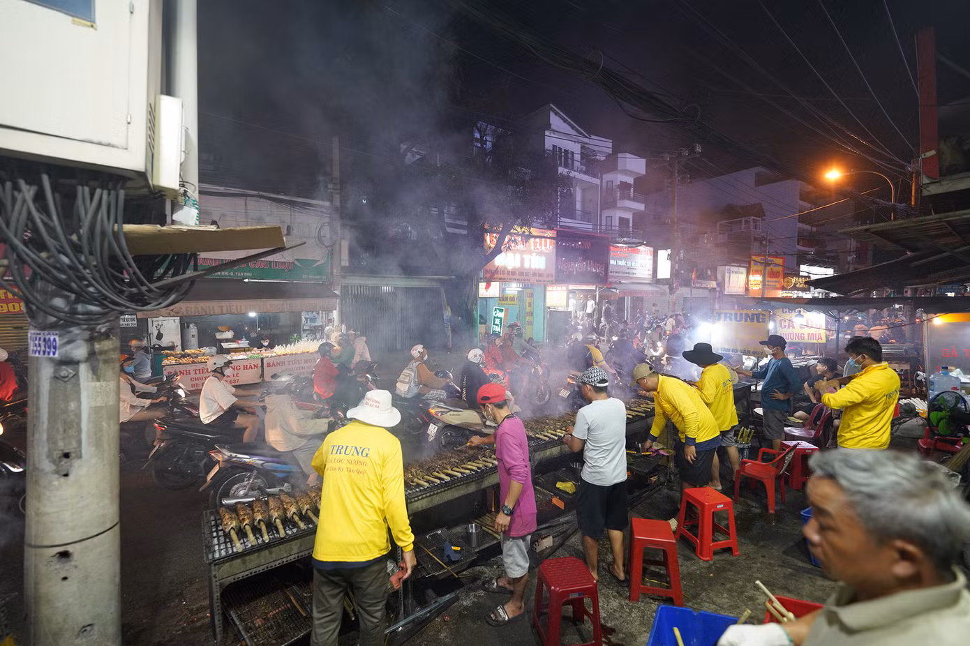 Dọc theo đường Tân Kỳ Tân Quý (quận Tân Phú, TPHCM) từ lâu đã trở thành một địa chỉ nổi tiếng để thưởng thức cá lóc nướng mía, đặc biệt là vào dịp ngày vía Thần tài. Đây là một món ăn đặc sản của người miền Tây Nam Bộ, nhưng tại khu vực này, cá lóc nướng mía đã được biến tấu và trở thành món ăn phổ biến, thu hút nhiều thực khách trong những ngày lễ Tết.