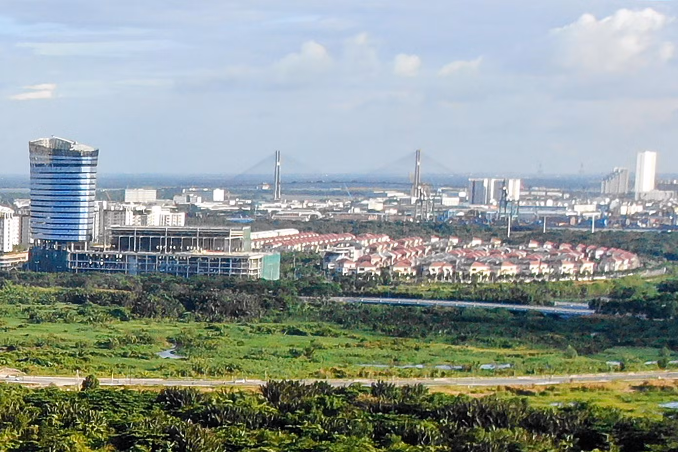 Cầu Phú Mỹ nhìn từ khu đô thị Thủ Thiêm. Cầu Phú Mỹ được xây dựng và hoàn thành vào năm 2009 theo hình thức BOT. Đây là cây cầu quan trọng kết nối khu vực phía Nam (quận 7) của thành phố, trong đó có khu đô thị Phú Mỹ Hưng với quận 2 cũ, nay là TP Thủ Đức.