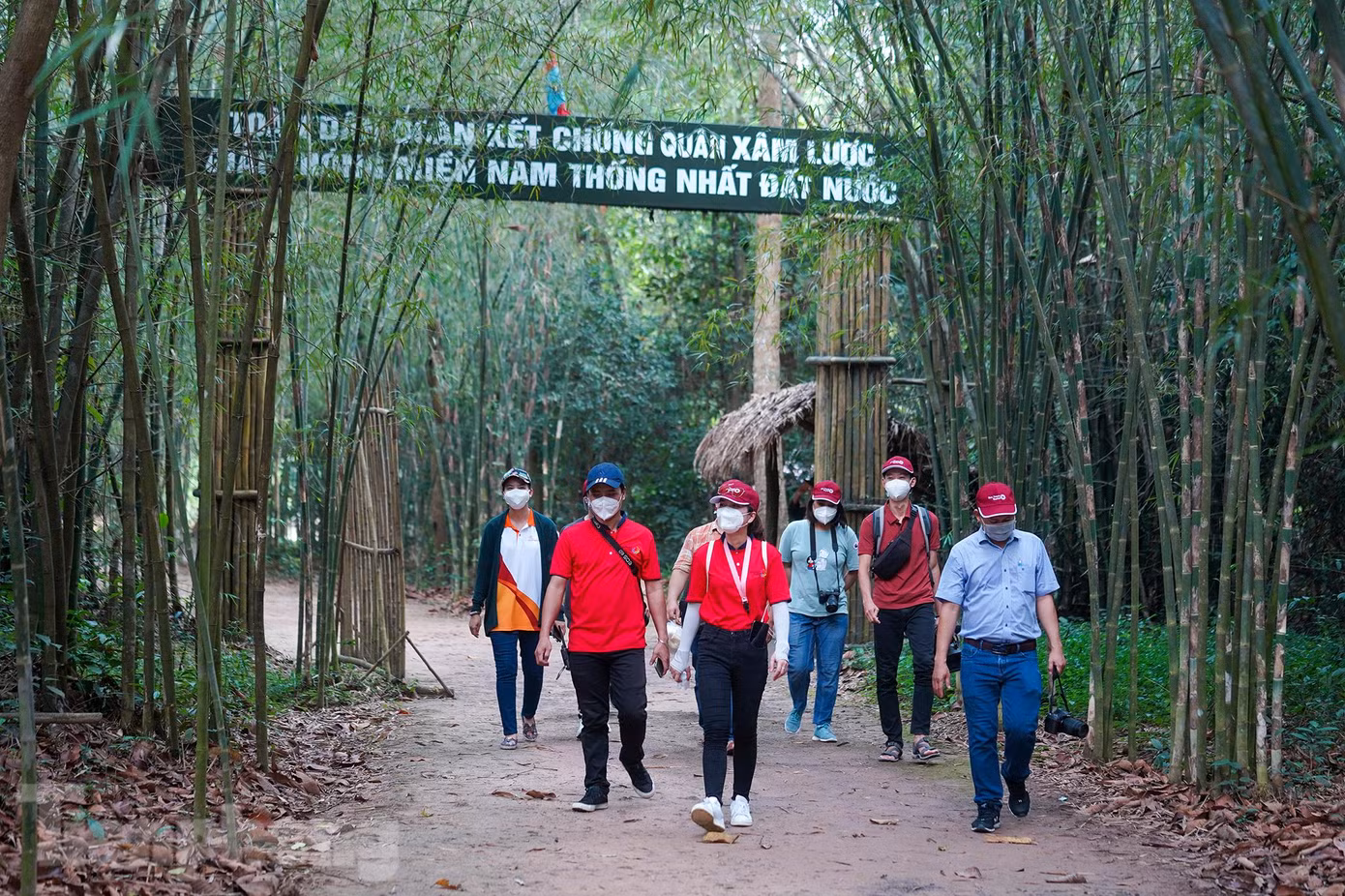 Kết thúc chặng 1, du khách sẽ lên ô tô đi tham quan Khu di tích lịch sử Địa đạo Củ Chi, tìm hiểu cuộc sống bà con vùng giải phóng.