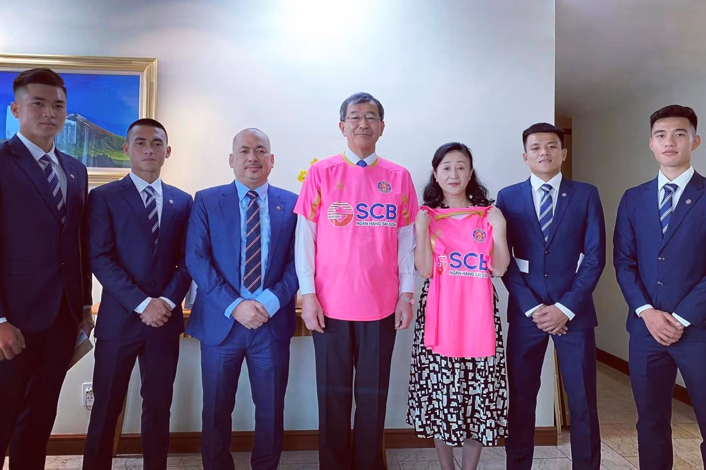 Tổng lãnh sự Nhật Bản tại TPHCM gặp mặt Chủ tịch CLB Sài Gòn cùng 4 cầu thủ sang Nhật thi đấu.