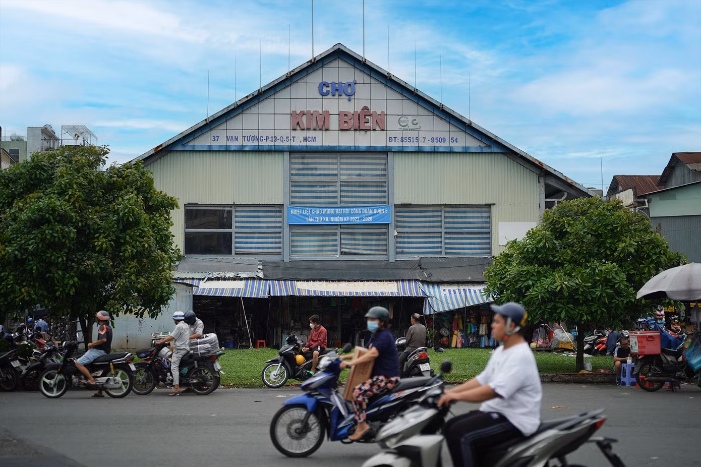 Tại quận 5, hai nhà giữ xe cao tầng được đề xuất đều nằm ở khu sầm uất nhất Chợ Lớn. Ngoài ra, nhà xe dạng này có diện tích chiếm dụng nhỏ, vận hành theo khối đơn lẻ (49 m2 cho 8-21 ôtô dưới 9 chỗ) hoặc kết hợp nhiều khối. Công trình có thời gian thu hồi vốn nhanh và chi phí bảo hành, bảo trì thấp.