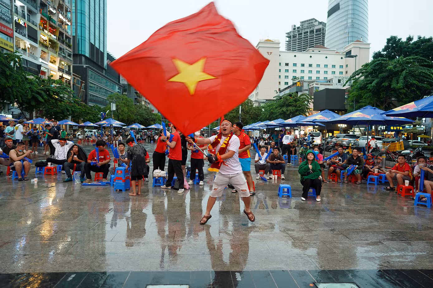 Phút thứ 9, cú dứt điểm rất căng trong vòng cấm của Hồ Văn Cường mở tỷ số trận đấu làm nức lòng người hâm mộ. Trước đó là pha triển khai bóng rất hay của U22 Việt Nam.