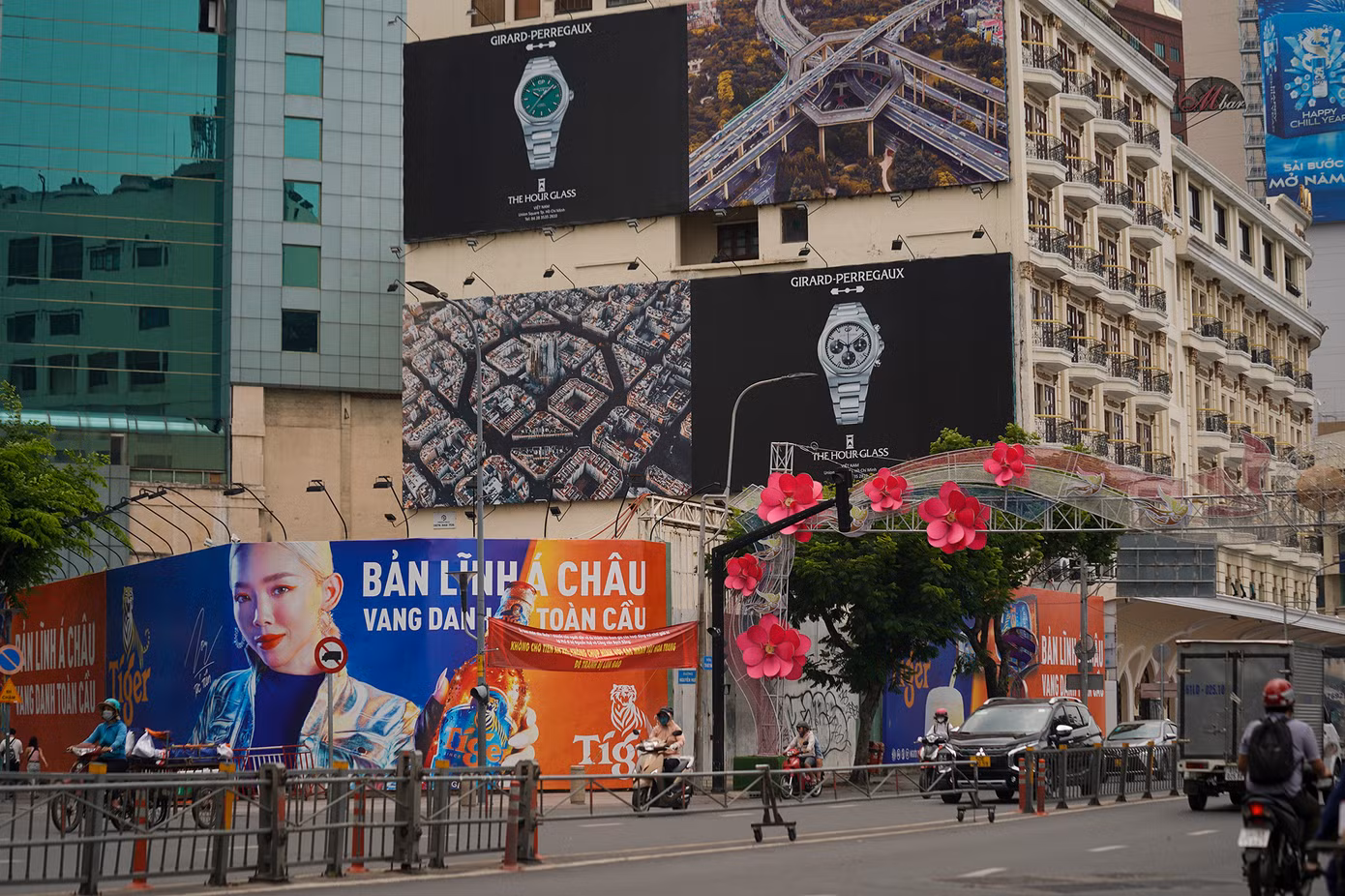 Trước kia nơi đây là bãi giữ xe cho khách của khách sạn, dịch vụ này nay đã ngưng hoạt động.