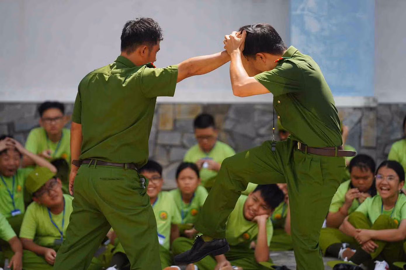 Huấn luyện các thế võ cơ bản để tự vệ và trấn áp tội phạm