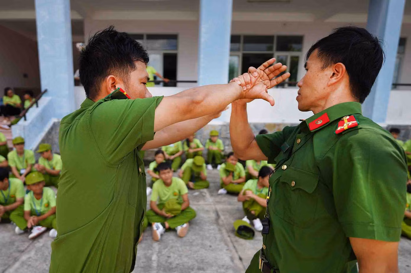Huấn luyện các thế võ cơ bản để tự vệ và trấn áp tội phạm