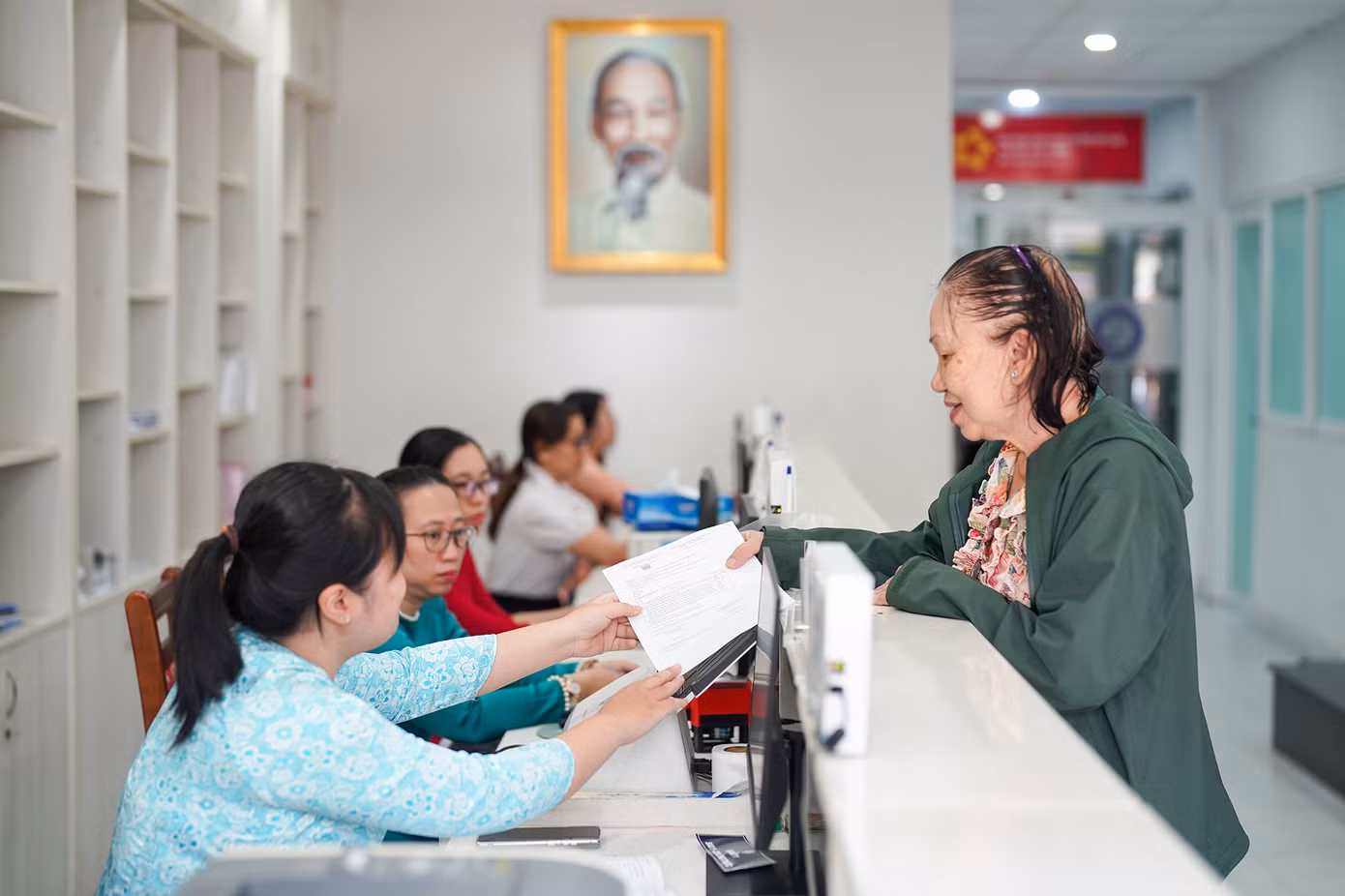 "Theo giấy hẹn là ngày 27 tôi nhận kết quả nhưng tôi bận việc. Nay tôi đến thấy phường khang trang và biết có lễ công bố quyết định về việc sáp nhập. Rất phấn khởi khi hồ sơ được trả nhanh như thế này", bà Tuyết hào hứng.