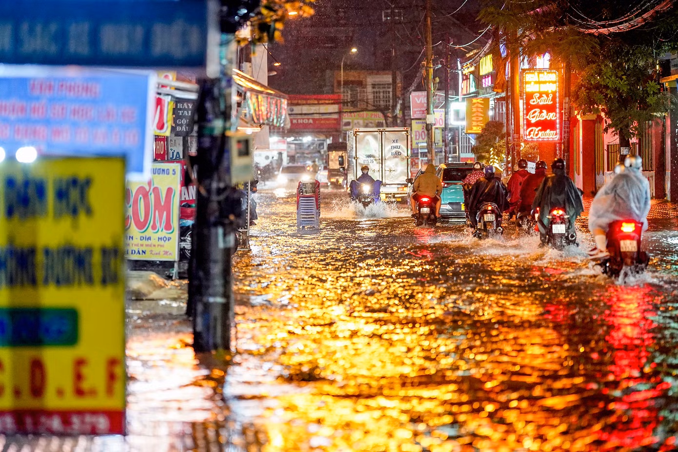 Tình trạng ngập úng sau mưa lại tái diễn tại nút giao Thới Hòa - Quách Điêu (xã Vĩnh Lộc A, huyện Bình Chánh).
