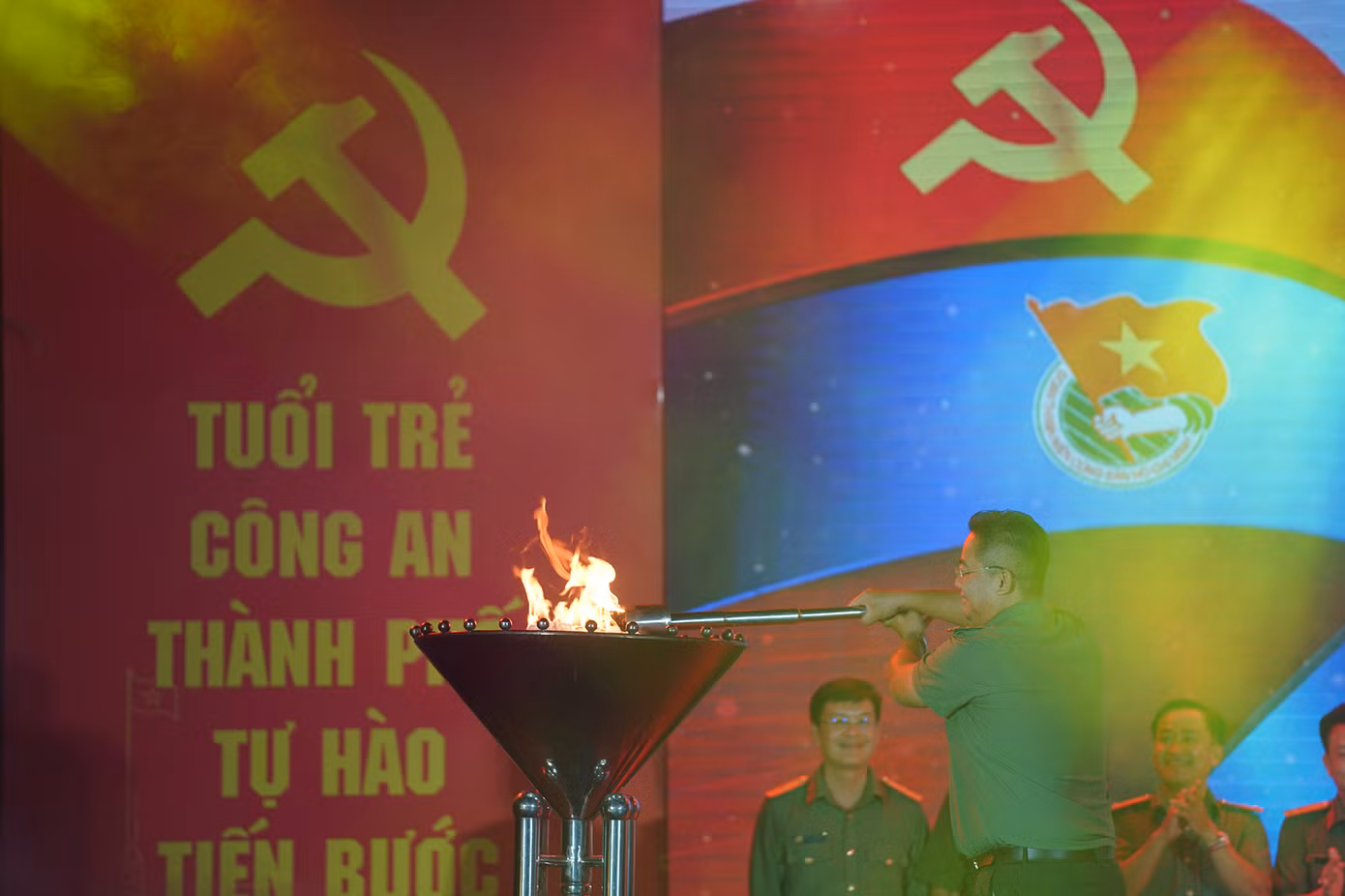 Đại uý Đặng Văn Thắng truyền ngọn lửa nhiệt huyết trước sự chứng kiến của các thế hệ lãnh đạo, cán bộ, đoàn viên thanh niên Công an Thành phố cùng hội tụ trong bầu không khí hân hoan, phấn khởi chào mừng kỷ niệm 92 năm ngày thành lập Đoàn Thanh niên Cộng sản Hồ Chí Minh (26/3/1931 – 26/3/2023).