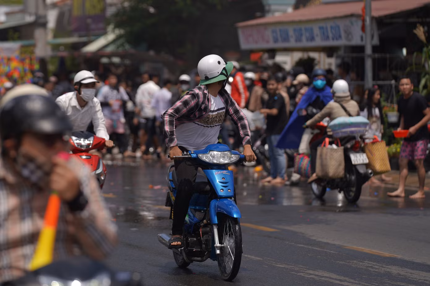 Sau phần tạt nước là phần ném bột mì. Do người tham gia rước lễ quá đông nên lực lượng chức năng địa phương rất vất vả trong điều phối giao thông đi lại. Sau phần tạt nước là phần ném bột mì. Do người tham gia rước lễ quá đông nên lực lượng chức năng địa phương rất vất vả trong điều phối giao thông đi lại.