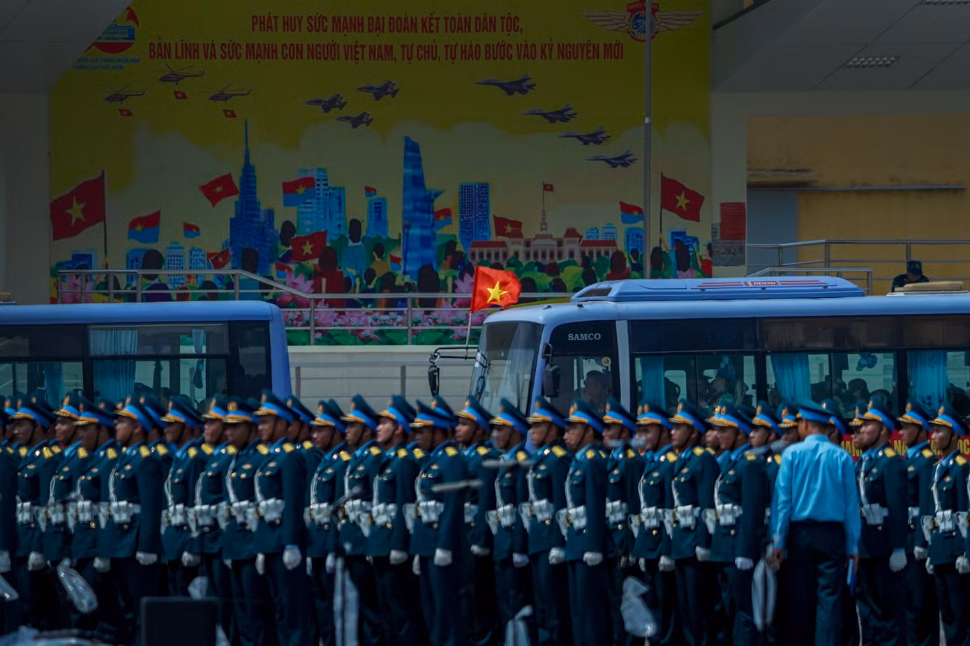 Trước đó, hàng ngàn cán bộ, chiến sĩ của lực lượng Quân đội và Công an đã cơ động từ miền Bắc vào thành phố Biên Hòa, tỉnh Đồng Nai hợp luyện và sẵn sàng cho lễ diễu binh, diễu hành kỷ niệm 50 năm Ngày Giải phóng miền Nam, thống nhất đất nước, được tổ chức vào sáng 30/4 tại thành phố mang tên Bác.