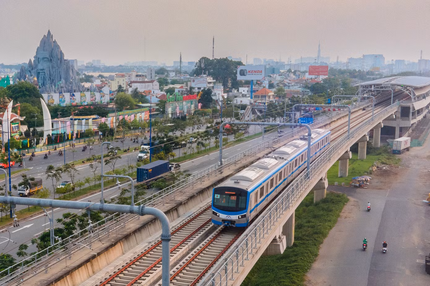 Tàu Metro xuất phát từ depot Long Bình (TP Thủ Đức), đi ngang qua KDL Suối Tiên.