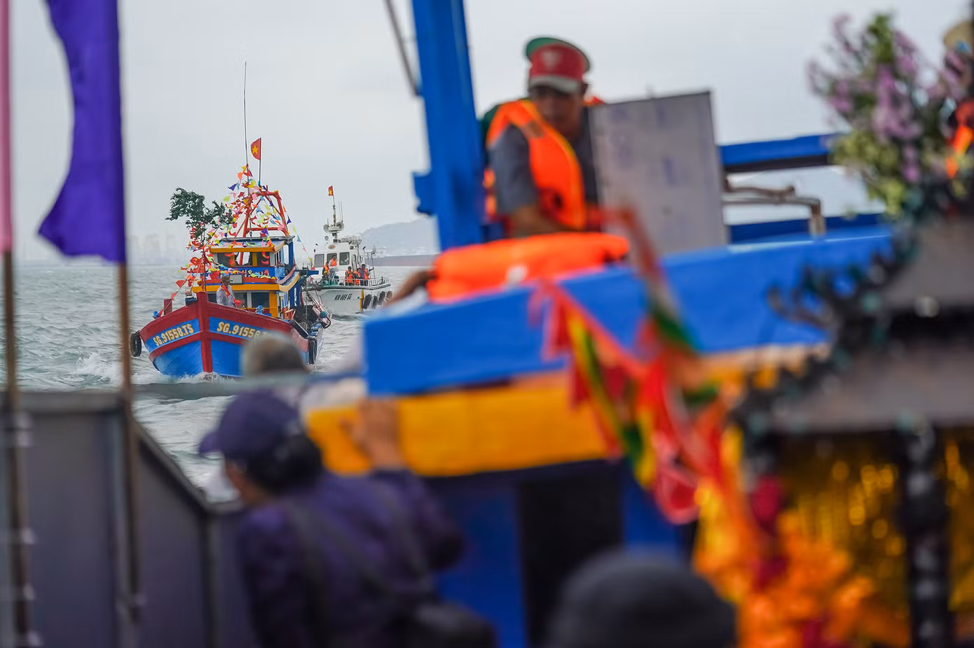 Trên đường quay về, các tàu ngư dân thường mong muốn chạy sát để chạm vào ghe Nghinh Ông lấy may mắn nhưng đều được tổ an ninh chốt chặn, phát loa cảnh báo, không cho tiếp cận.