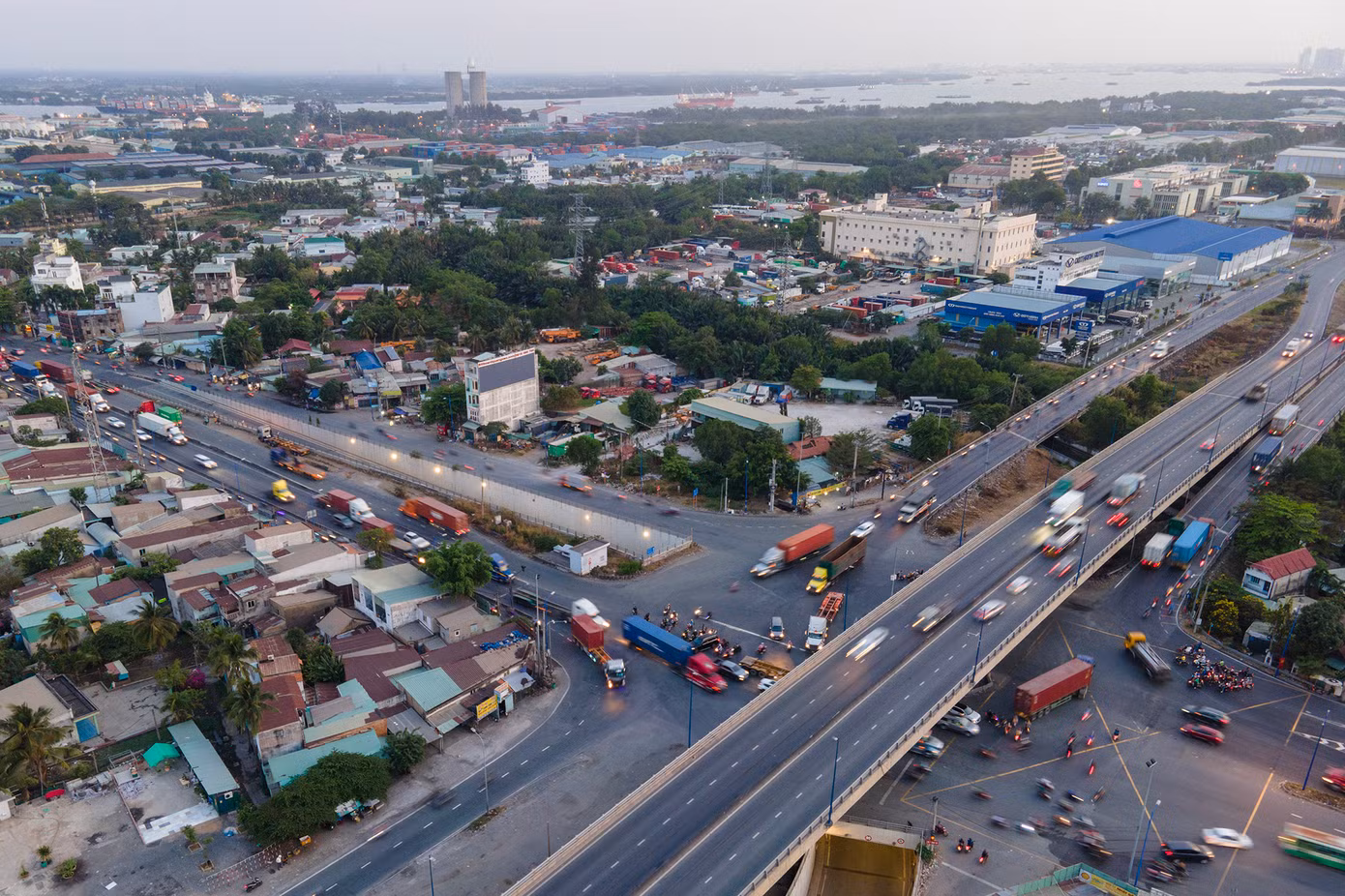 Cần triển khai sớm các biện pháp tại 3 điểm đen tại khu vực này là: vòng xoay Mỹ Thủy, dốc cầu Phú Mỹ, giao cắt Mai Chí Thọ - nơi kết nối các tuyến đường dẫn về cảng Cát Lái lập lại trật tự an toàn giao thông.