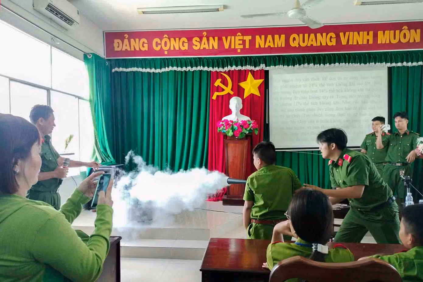 Trước khi ra thao trường luyện võ, các bé đã trải qua các lớp gấp chăn màn, PCCC, kỹ năng thoát hiểm...