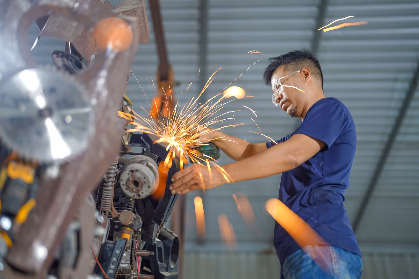 Bắt đầu công việc cách đây chừng 5 năm và chưa từng học cơ khí, không giỏi kỹ thuật nhưng anh tự nhận mình mạnh về logic và có máu nghệ thuật. Nhìn cái cách anh kết nối các chi tiết của một sản phẩm "cơ khí sắp đặt" có thể thấy anh có khiếu về bố cục, thể hiện được ý đồ của chính mình.