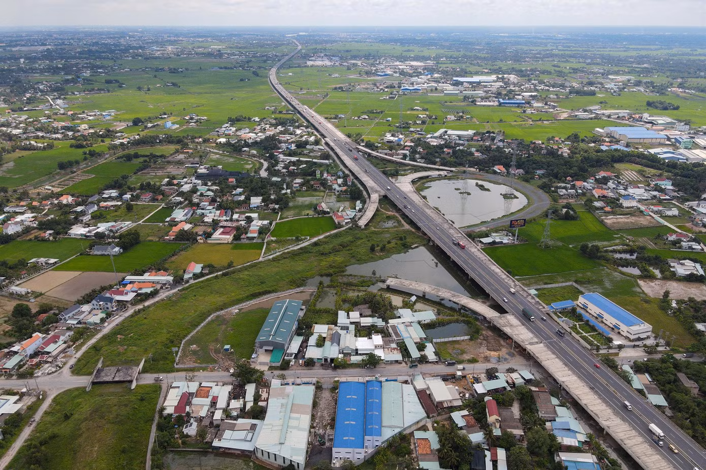 Sau khi nhận tiền bồi thường, GPMB dự án đường Vành đai 3 TPHCM, nhiều hộ dân xã Tân Bửu, Tân Hòa và Mỹ Yên, huyện Bến Lức đã và chuẩn bị tháo dỡ công trình trên đất, bàn giao mặt bằng. Trong đó, xã Tân Bửu chiếm đa số với 312 hộ dân nằm trong diện GPMB và diện tích cần thu hồi là trên 32ha. Tổng số tiền phải bồi thường cho các hộ là 711 tỷ đồng, trong đó đã thu hồi trên 30,2ha đất của 284 hộ với số tiền đã giải ngân là 667 tỷ đồng.
