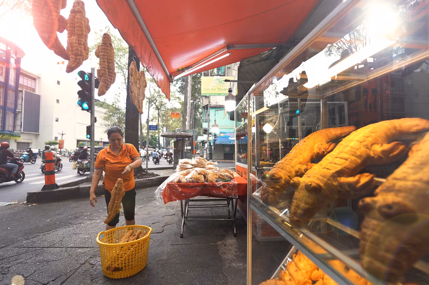 Chủ tiệm là ông Khiêm (75 tuổi), quê An Giang. Ông cho biết, gia đình có nghề bánh mì truyền thống, đã có vài cơ sở ở TP. Long Xuyên. Khoảng 2 năm trước, gia đình mở thêm lò ở TPHCM, chuyên làm bánh mì khổng lồ, kích thước từ 30-60 cm. Tiệm bánh hoạt động từ 2h sáng hàng ngày để kịp cho ra khoảng hơn trăm chiếc bánh hình hải sản phục vụ thực khách.