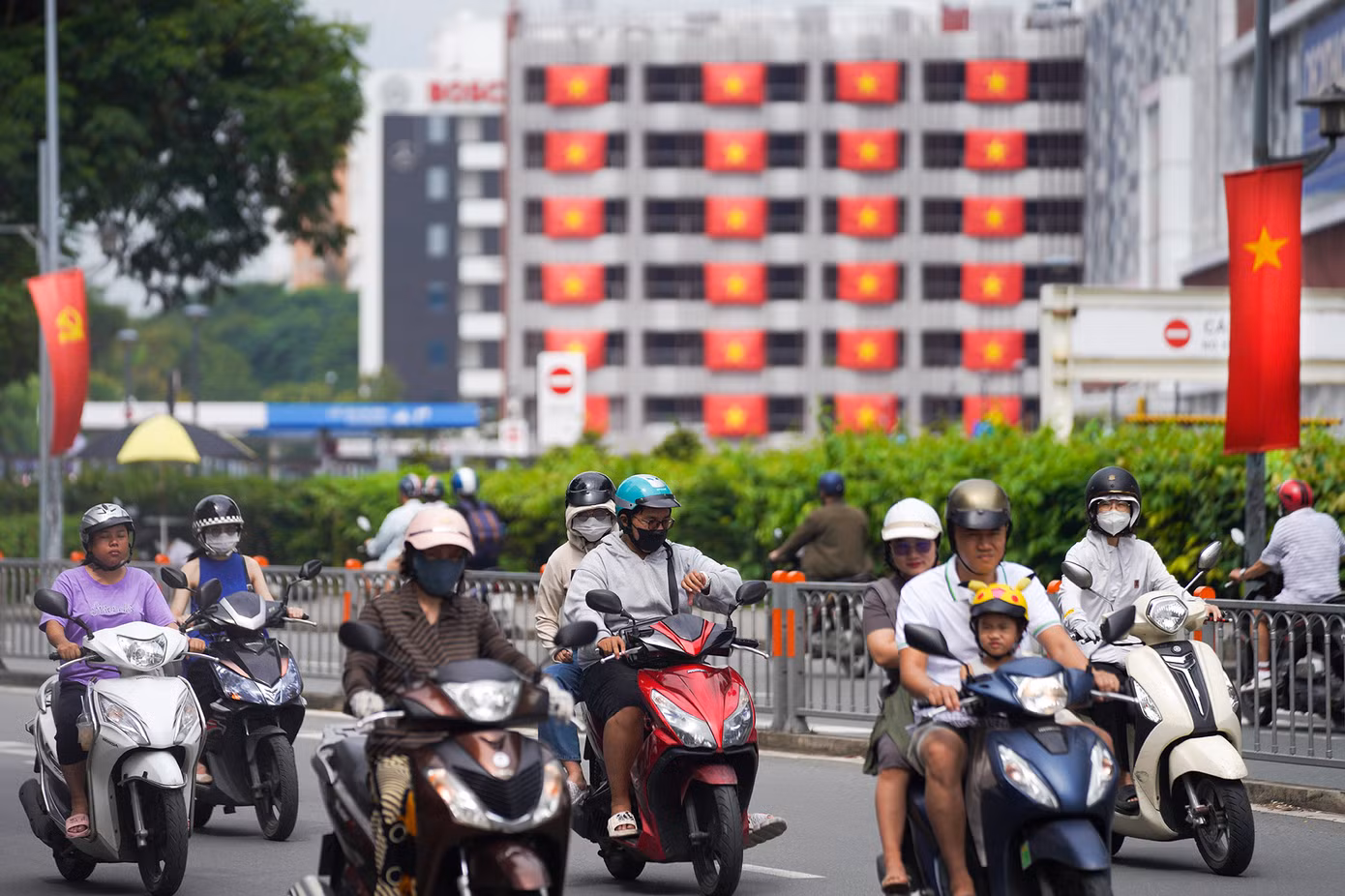 Trên trục đường Tân Thắng (quận Tân Phú), một khu cao ốc văn phòng thuộc siêu thị Aeon gây chú ý bởi quốc kỳ treo dọc các tầng thẳng tắp.